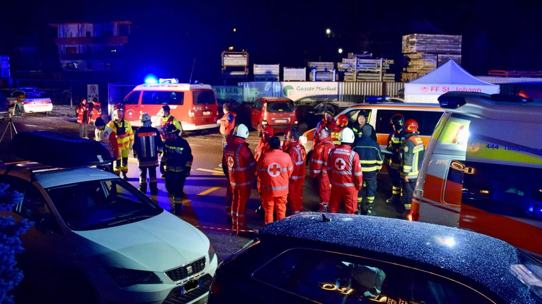 Unfallstelle in Luttach: Rund 160 Rettungskräfte waren in der Nacht im Einsatz. Unfallstelle in Luttach: Rund 160 Rettungskräfte waren in der Nacht im Einsatz.
