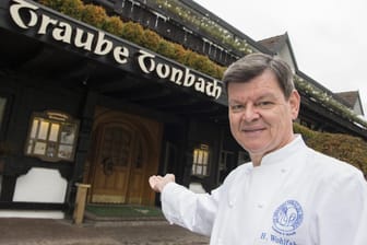 Sterne-Koch Harald Wohlfahrt im Jahr 2015 vor dem bekannten Restaurant "Traube Tonbach" (Archivbild): Der Altbau des Hotels brennt laut Polizeiangaben komplett nieder.