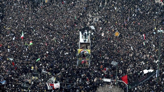 Hunderttausende Iraner nehmen an einem Trauerzug für den bei einem US-Militärangriff getöteten General Ghassem Soleimani in Maschhad teil. Hunderttausende Iraner nehmen an einem Trauerzug für den bei einem US-Militärangriff getöteten General Ghassem Soleimani in Maschhad teil.