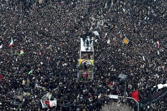 Hunderttausende Iraner nehmen an einem Trauerzug für den bei einem US-Militärangriff getöteten General Ghassem Soleimani in Maschhad teil.