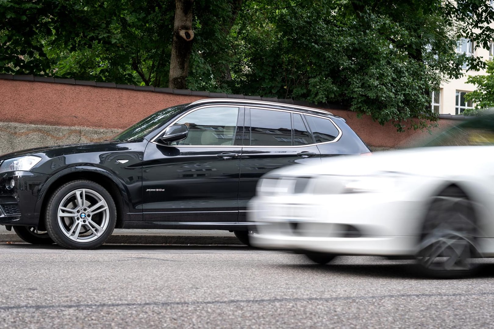 Ein SUV am Straßenrand: 2019 kostete ein Neuwagen laut Studie im Schnitt 34.870 Euro.