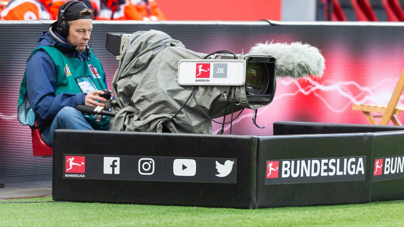 Kameramann bei einem Bundesliga-Spiel: Aktuell gibt es nur ausgewählte Partien im Free-TV zu sehen.