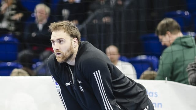 Torwart Andreas Wolff steht auf dem Spielfeld.