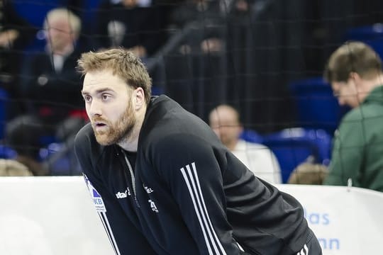Torwart Andreas Wolff steht auf dem Spielfeld.