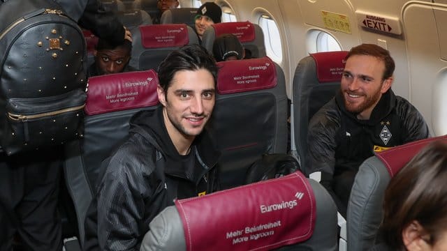 Haben im Flieger ihre Plätze eingenommen: Die Gladbacher Lars Stindl (l-r) und Torwart Tobias Sippel in der Chartermaschine. Haben im Flieger ihre Plätze eingenommen: Die Gladbacher Lars Stindl (l-r) und Torwart Tobias Sippel in der Chartermaschine.
