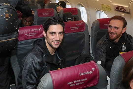 Haben im Flieger ihre Plätze eingenommen: Die Gladbacher Lars Stindl (l-r) und Torwart Tobias Sippel in der Chartermaschine.