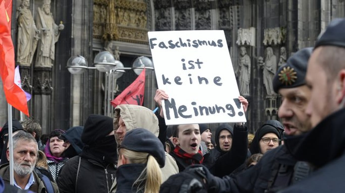 Demonstranten von "Köln gegen rechts" protestieren gegen eine Kundgebung der Partei "Alternative für Deutschland" (AfD) gegen Rundfunkgebühren und den WDR.
