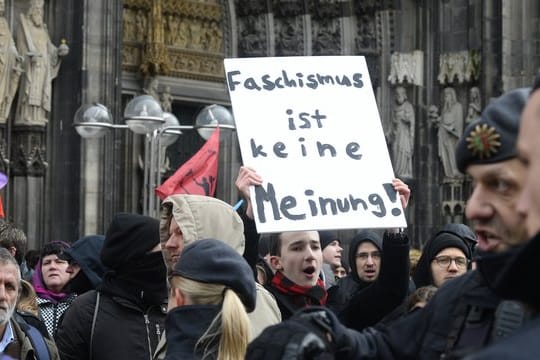 Demonstranten von "Köln gegen rechts" protestieren gegen eine Kundgebung der Partei "Alternative für Deutschland" (AfD) gegen Rundfunkgebühren und den WDR.