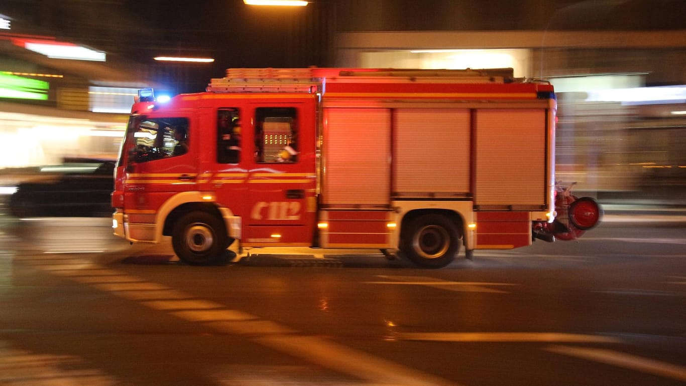 Ein Feuerwehrfahrzeug: Weitere Menschen wurden bei dem Unglück nicht verletzt. (Symbolbild)