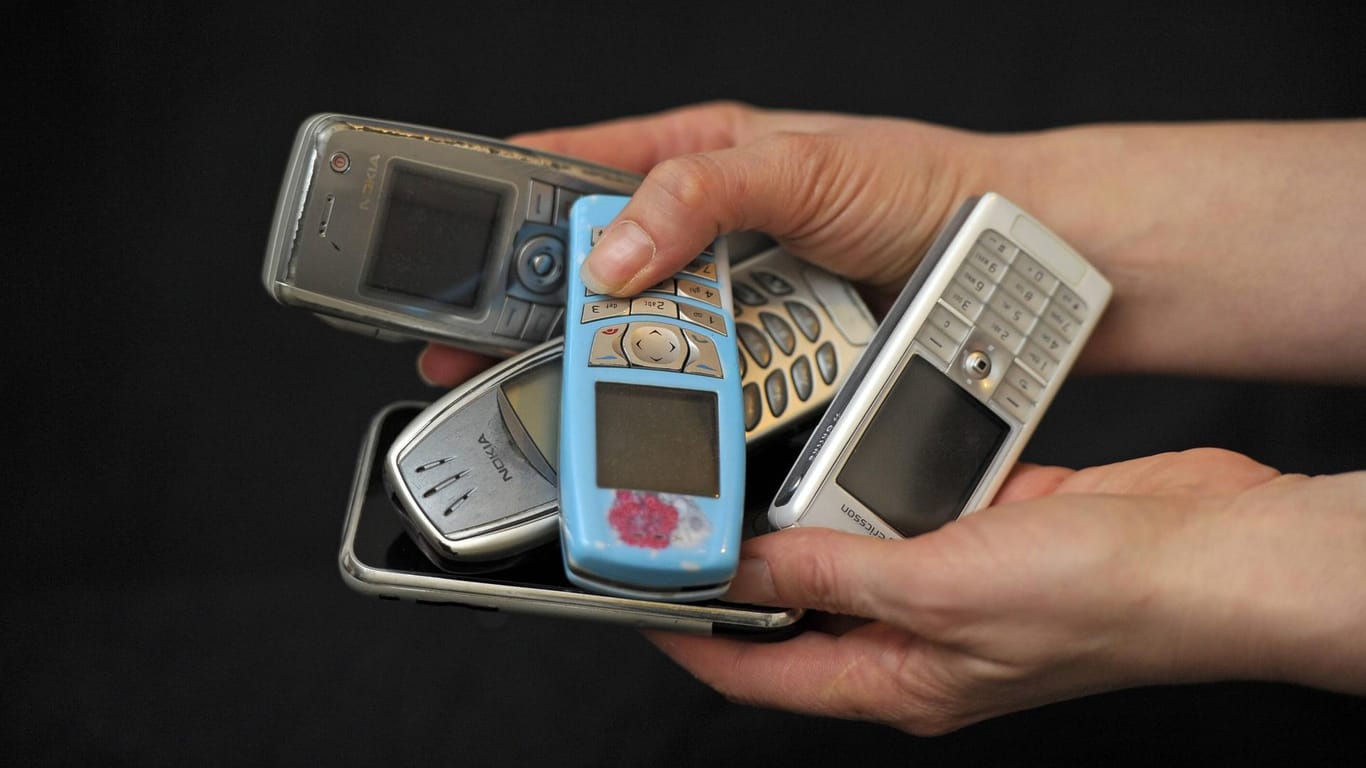 Alte Handys: 98 Prozent der Bestandteile von Mobiltelefonen sind recycelbar – doch oft landen sie im Müll. (Symbolbild)
