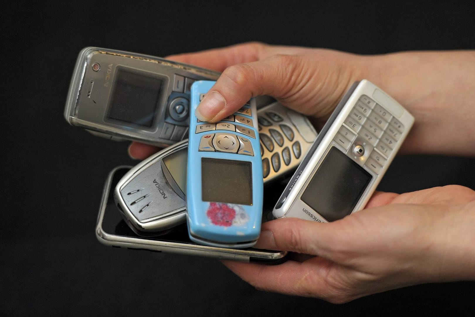 Alte Handys: 98 Prozent der Bestandteile von Mobiltelefonen sind recycelbar – doch oft landen sie im Müll. (Symbolbild)