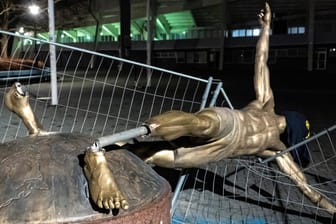 Die abgesägte Statue des Fußballers Zlatan Ibrahimovic liegt neben dem Sockel: Auf den Boden sprühten die Täter die Worte "Entfernt sie".