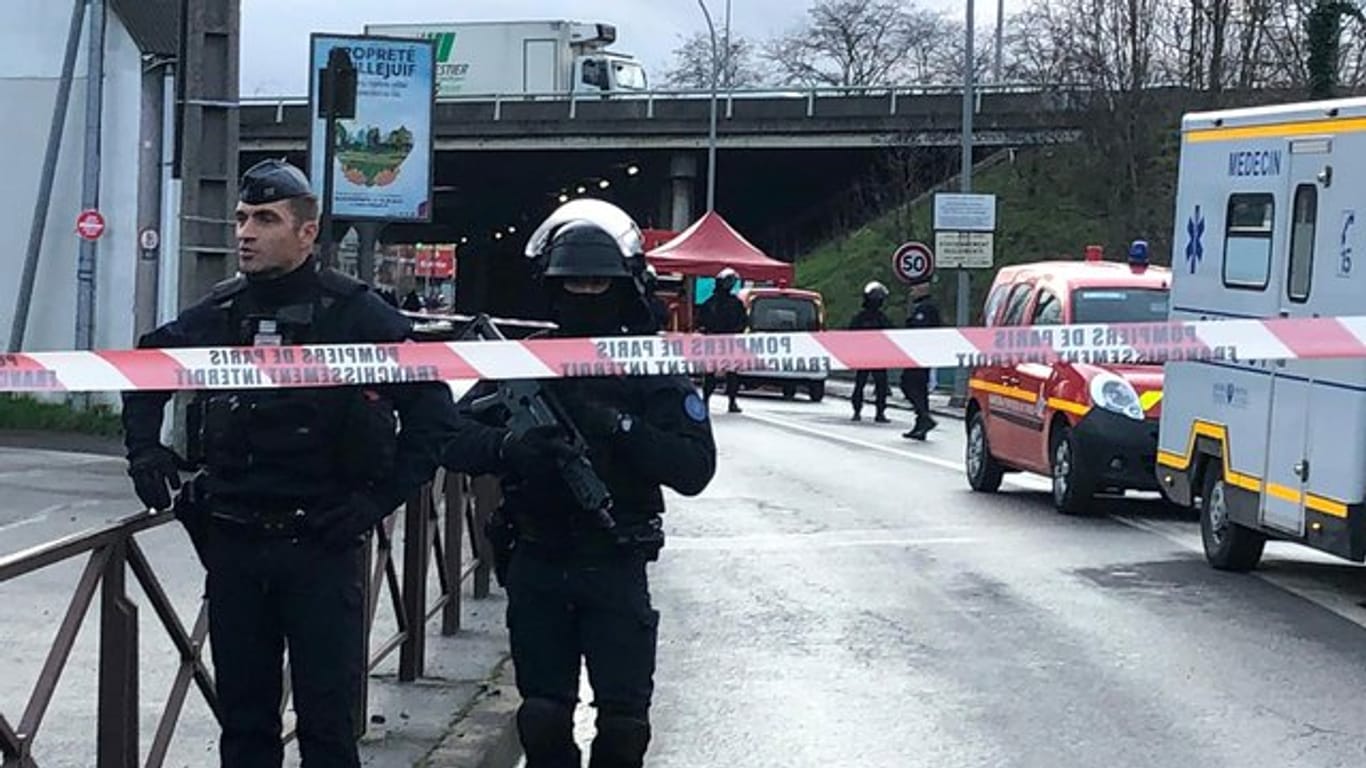 Polizisten sichern nach der Messerattacke den Tatort in Villejuif.