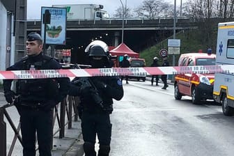 Polizisten sichern nach der Messerattacke den Tatort in Villejuif.