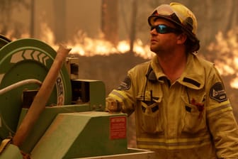 Ein Feuerwehrmann bei der Bekämpfung der Brände in Australien: Die Einsatzkräfte kritisieren die Regierung scharf.