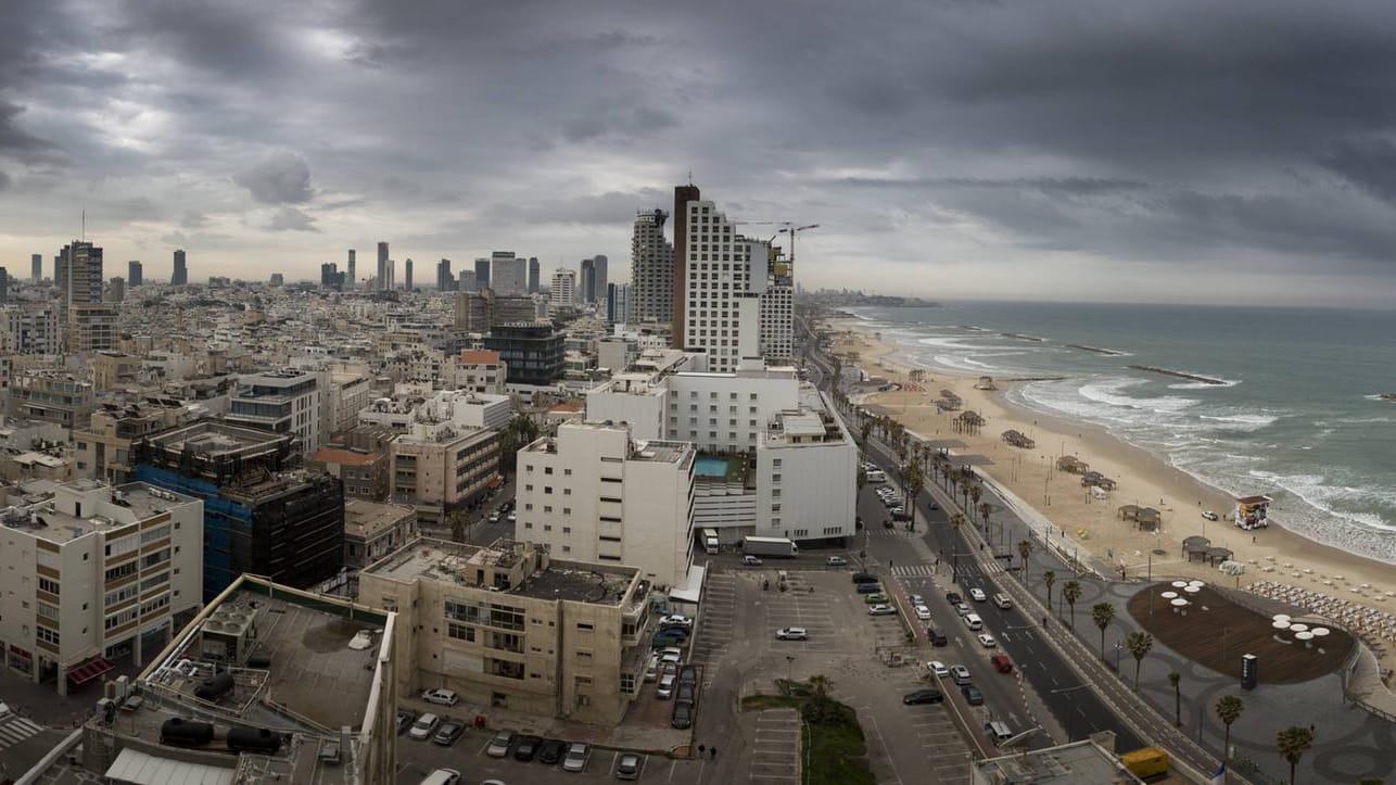 Regenwolken über Tel Aviv: Wegen starker Regenfälle wurde die Stadt am Wochenende teilweise überschwemmt. (Archivbild) Regenwolken über Tel Aviv: Wegen starker Regenfälle wurde die Stadt am Wochenende teilweise überschwemmt. (Archivbild)