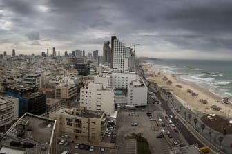 Regenwolken über Tel Aviv: Wegen starker Regenfälle wurde die Stadt am Wochenende teilweise überschwemmt. (Archivbild)