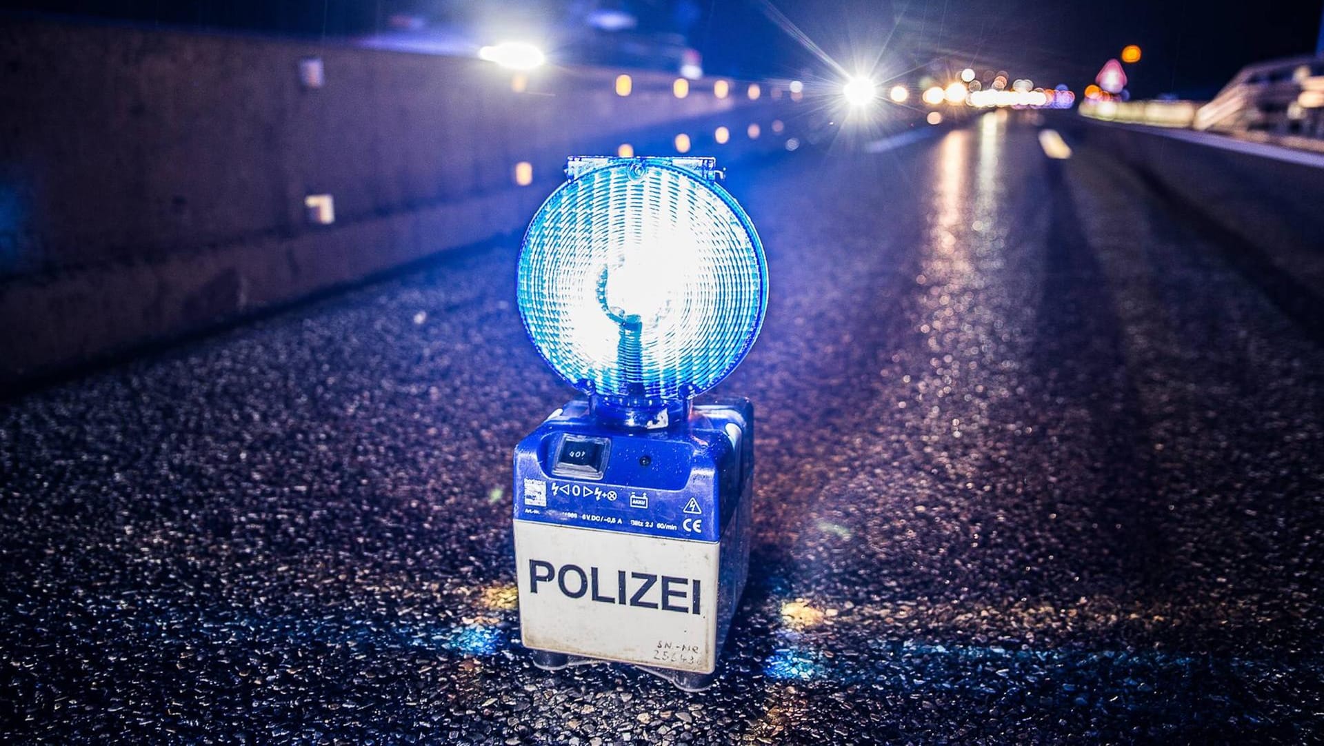 Eine Warnleuchte der Polizei auf der Autobahn: Ob der Wagen wirklich wegen einer Windböe umkippte, muss die Polizei noch klären. (Symbolbild) Eine Warnleuchte der Polizei auf der Autobahn: Ob der Wagen wirklich wegen einer Windböe umkippte, muss die Polizei noch klären. (Symbolbild)