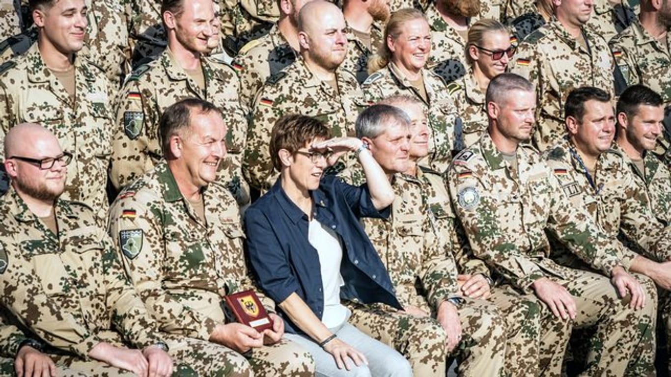Verteidigungsministerin Annegret Kramp-Karrenbauer bei einem Besuch im Bundeswehr "Camp Stefan" im Nordirak.
