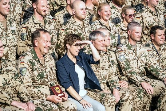 Verteidigungsministerin Annegret Kramp-Karrenbauer bei einem Besuch im Bundeswehr "Camp Stefan" im Nordirak.
