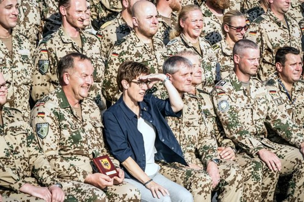 Verteidigungsministerin Annegret Kramp-Karrenbauer bei einem Besuch im Bundeswehr "Camp Stefan" im Nordirak.