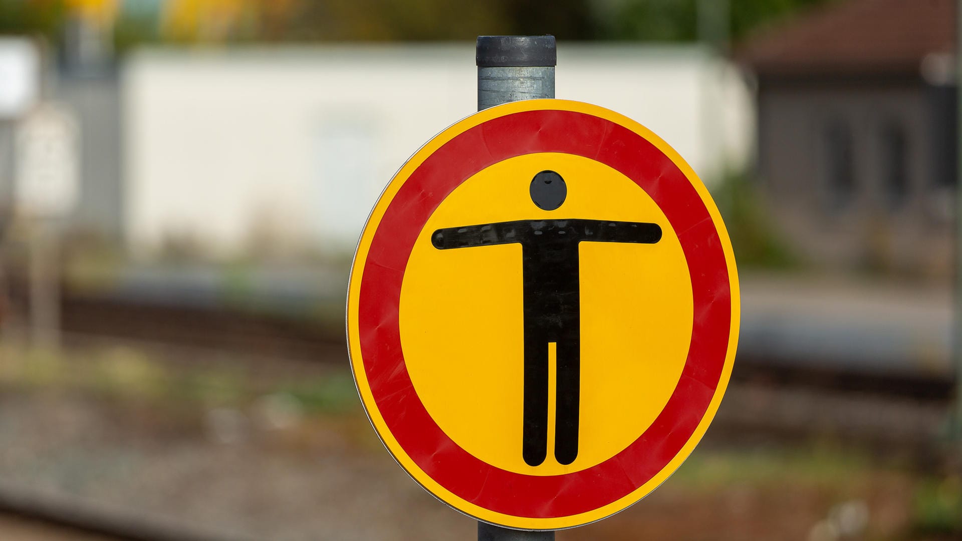 Ein Schild warnt vor einem Bahnhof: Es ist hochgefährlich sich auf Bahngleise zu begeben. (Symbolbild) Ein Schild warnt vor einem Bahnhof: Es ist hochgefährlich sich auf Bahngleise zu begeben. (Symbolbild)
