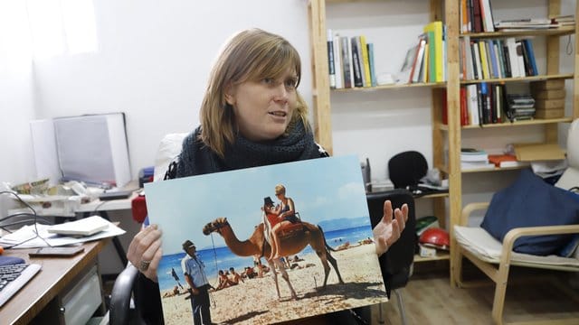Marina Planas, Enkelin des Fotografen Josep Planas i Montanya, zeigt eine Fotografie ihres Großvaters aus dem Jahr 1967. Marina Planas, Enkelin des Fotografen Josep Planas i Montanya, zeigt eine Fotografie ihres Großvaters aus dem Jahr 1967.