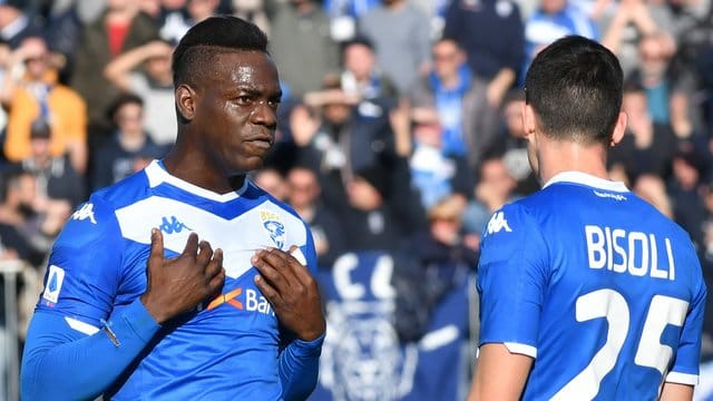 Sah sich gegen Lazio Rom erneut rassistischen Anfeindungen ausgesetzt: Mario Balotelli (l).