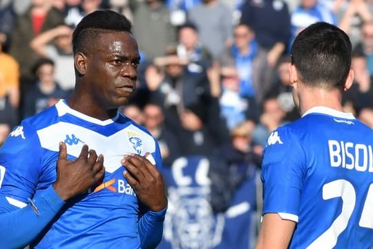 Sah sich gegen Lazio Rom erneut rassistischen Anfeindungen ausgesetzt: Mario Balotelli (l).