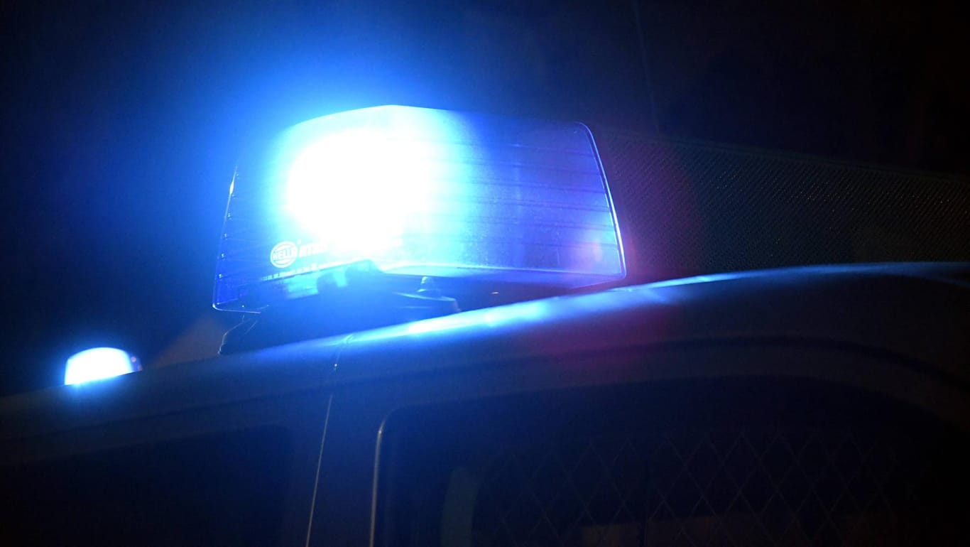 Blaulicht an einen Polizeiwagen leuchtet bei Nacht auch Rundumkennleuchte RKL auch Rundumleuchte