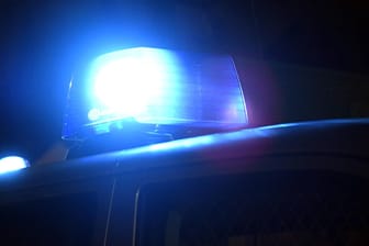 Blaulicht an einen Polizeiwagen leuchtet bei Nacht auch Rundumkennleuchte RKL auch Rundumleuchte