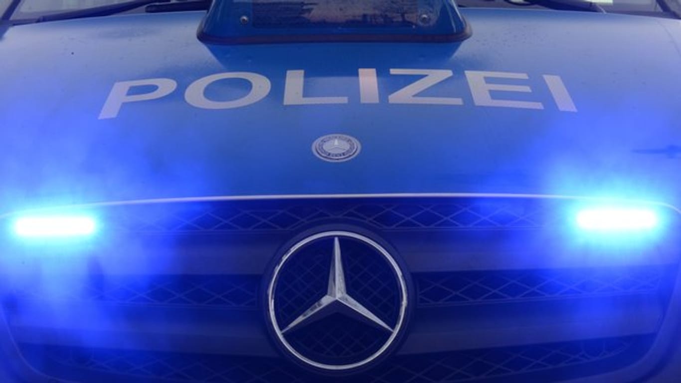 Blaulicht auf einem Fahrzeug der Polizei: Bei einem Überfall in Wiesbaden wurde ein 34-Jähriger verletzt.