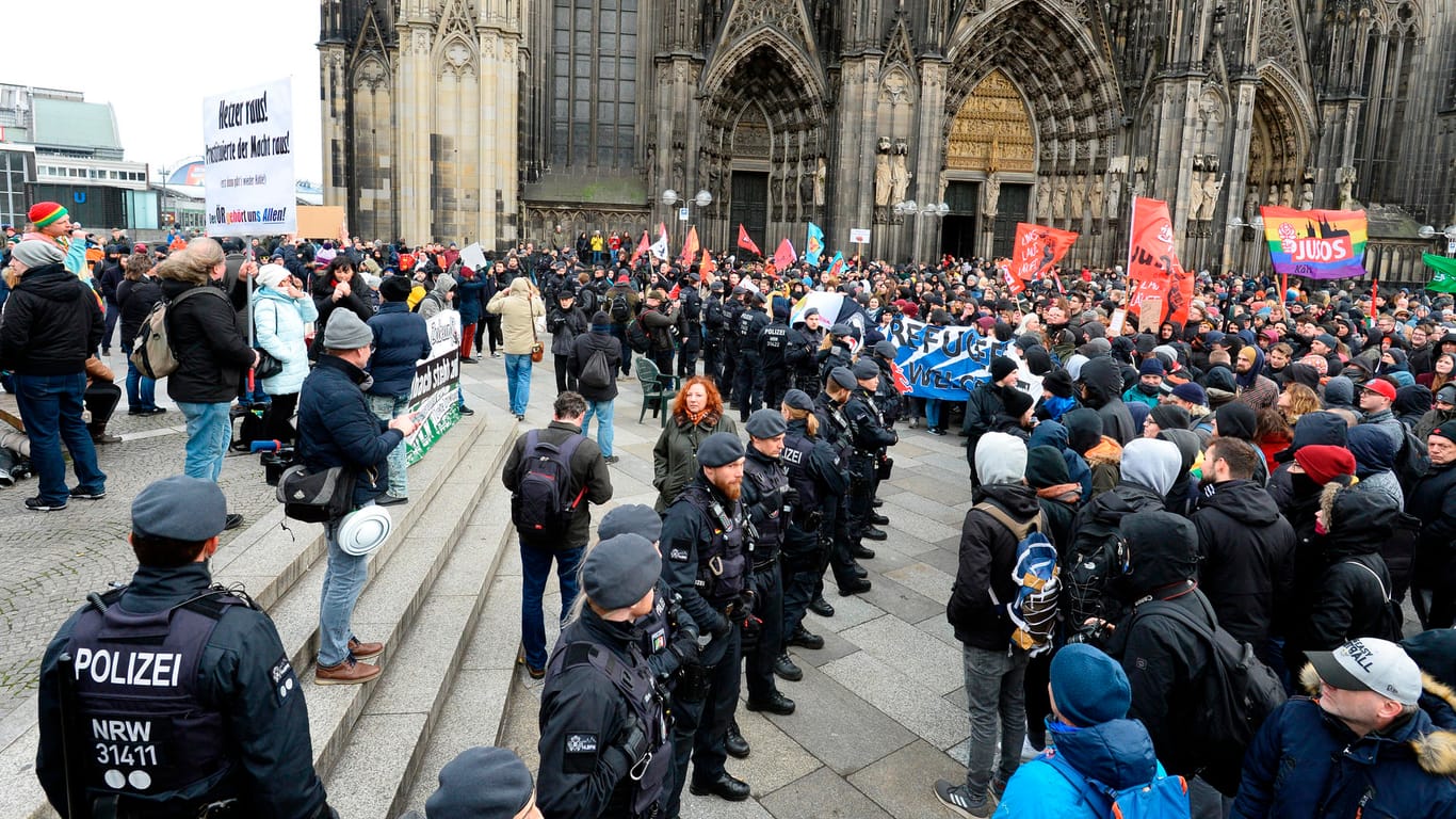 Demonstranten der AfD und des Bündnisses "Köln gegen rechts" stehen einander gegenüber: Am Rande der Proteste kam es zu Tumulten.