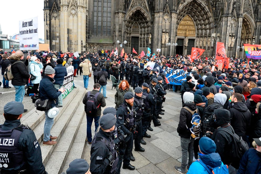 Demonstranten der AfD und des Bündnisses "Köln gegen rechts" stehen einander gegenüber: Am Rande der Proteste kam es zu Tumulten.