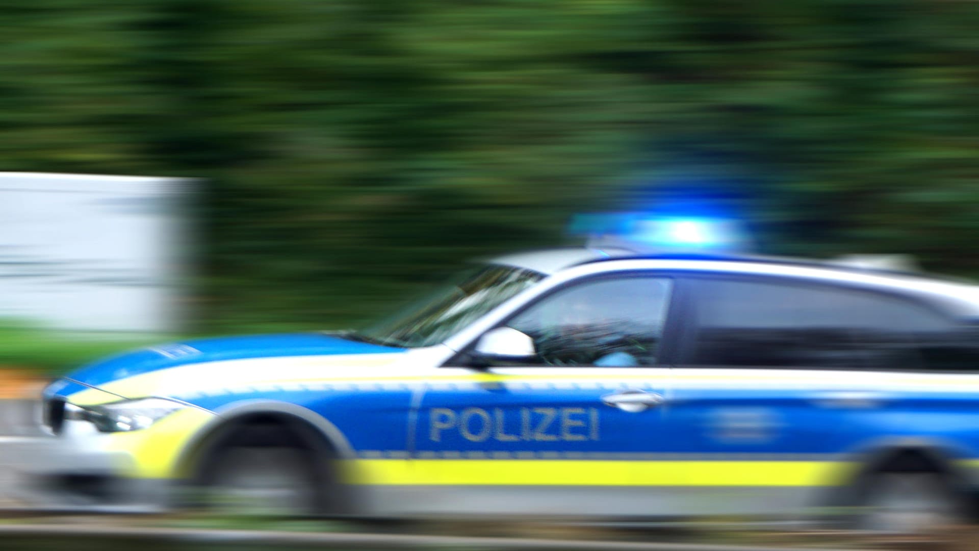 Ein Polizeifahrzeug im Einsatz: Die Beamten mussten den jungen Mann nach einem Unfall aus seinem Auto ziehen. Ein Polizeifahrzeug im Einsatz: Die Beamten mussten den jungen Mann nach einem Unfall aus seinem Auto ziehen.