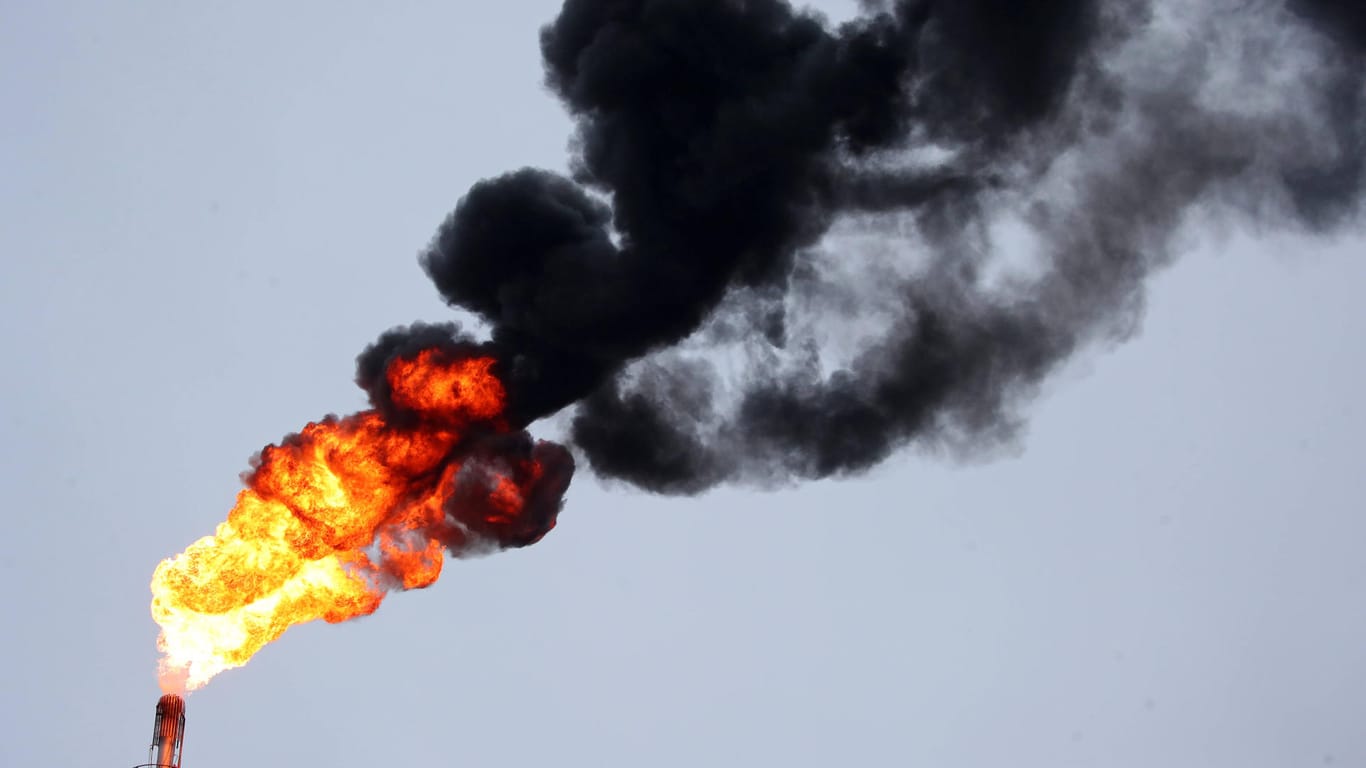 In einer Ölraffinerie wird überschüssiges Gas verbrannt: Russland ist einer der weltweit größten Exporteure von fossilen Brennstoffen.