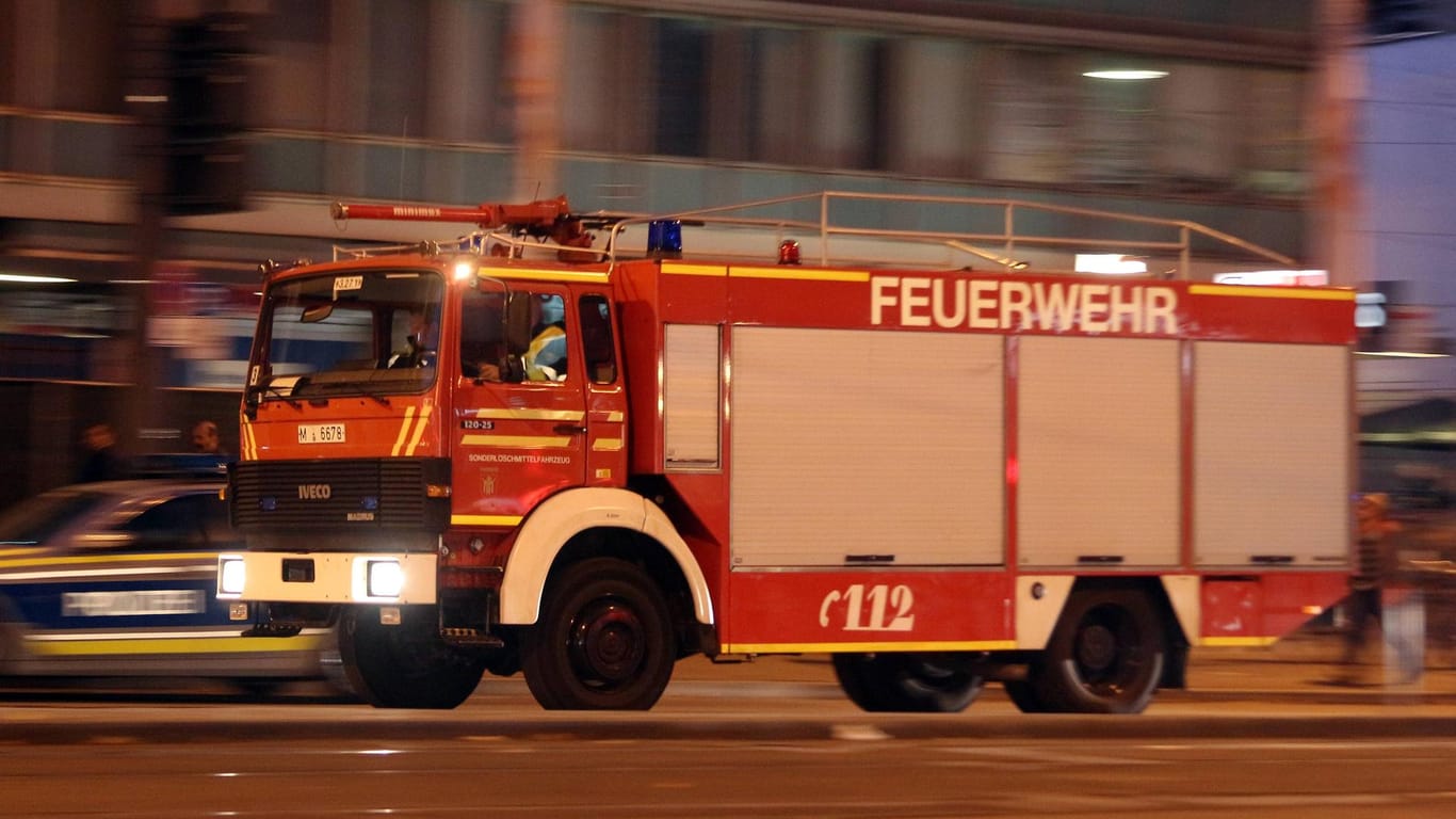 Ein Feuerwehrauto im Einsatz: Der Hauseigentümer starb im Krankenhaus an seinen schweren Verbrennungen. (Symbolbild)