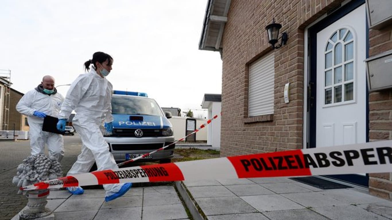 Beamte der Spurensicherung betreten das Haus in Langerwehe bei Düren, in dem die drei Leichen gefunden worden waren.