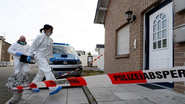 Beamte der Spurensicherung betreten das Haus in Langerwehe bei Düren, in dem die drei Leichen gefunden worden waren. Beamte der Spurensicherung betreten das Haus in Langerwehe bei Düren, in dem die drei Leichen gefunden worden waren.