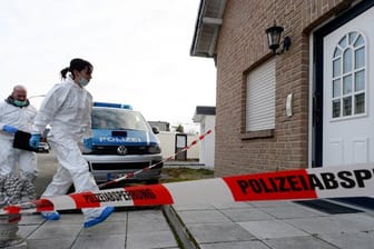Beamte der Spurensicherung betreten das Haus in Langerwehe bei Düren, in dem die drei Leichen gefunden worden waren.