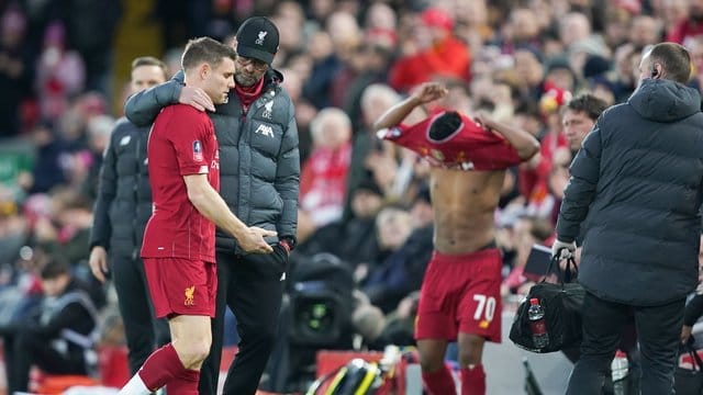 James Milner musste schon nach neun Minuten angeschlagen ausgewechselt werden und humpelte vom Platz. James Milner musste schon nach neun Minuten angeschlagen ausgewechselt werden und humpelte vom Platz.