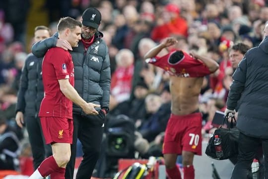 James Milner musste schon nach neun Minuten angeschlagen ausgewechselt werden und humpelte vom Platz.