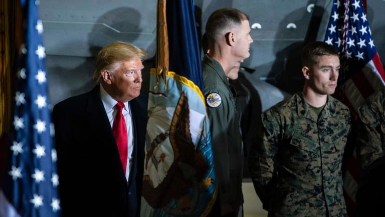 Donald Trump bei einem Besuch auf einer Militärbasis: Der Präsident steht innen- und außenpolitisch unter Druck.
