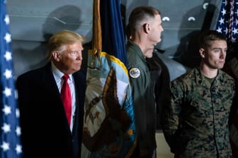 Donald Trump bei einem Besuch auf einer Militärbasis: Der Präsident steht innen- und außenpolitisch unter Druck.