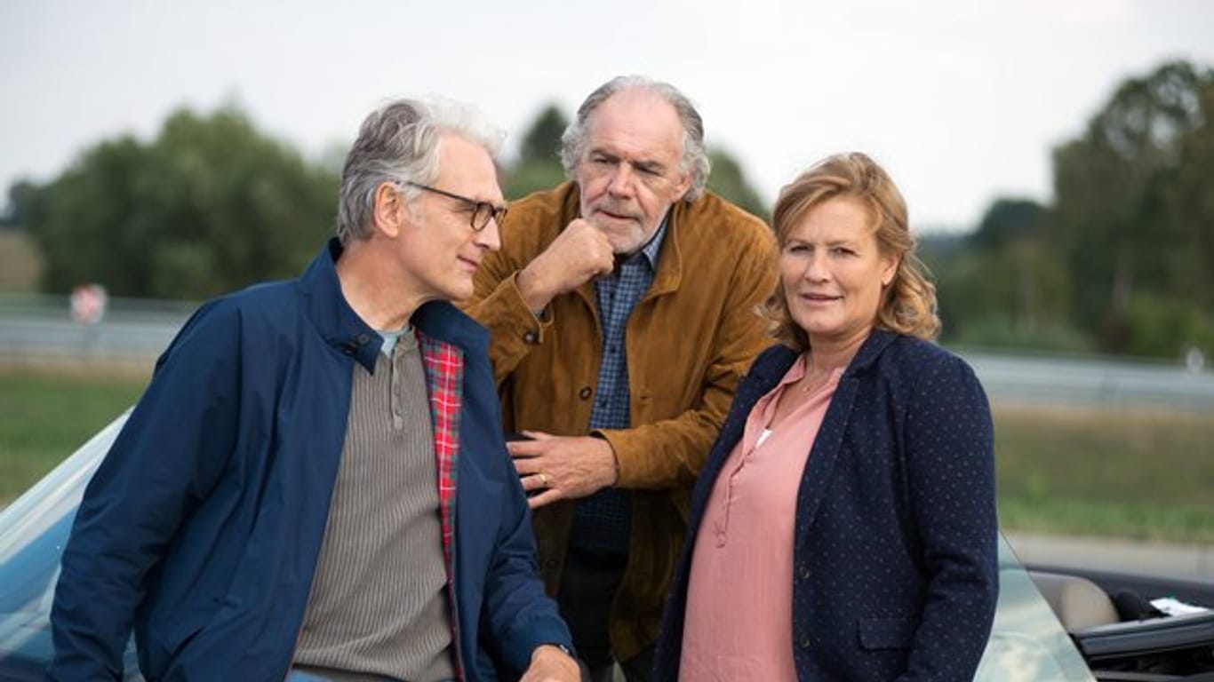 Walter Sittler (l-r), Christian Kohlund und Suzanne von Borsody in der Komödie "Der Liebhaber meiner Frau".