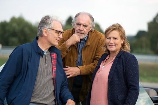 Walter Sittler (l-r), Christian Kohlund und Suzanne von Borsody in der Komödie "Der Liebhaber meiner Frau".