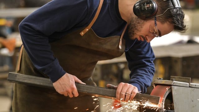 Auszubildende und Fachkräfte sind in seinem Gewerk gefragt: Anton Uhlenbrock macht eine Ausbildung zum Metallbauer.