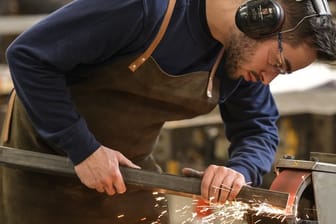 Auszubildende und Fachkräfte sind in seinem Gewerk gefragt: Anton Uhlenbrock macht eine Ausbildung zum Metallbauer.