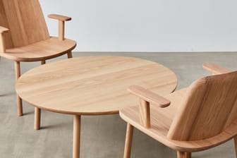 Kombination aus zwei Stühlen und einem Beistelltisch, die auf der Kölner Möbelmesse IMM zu sehen sein wird.