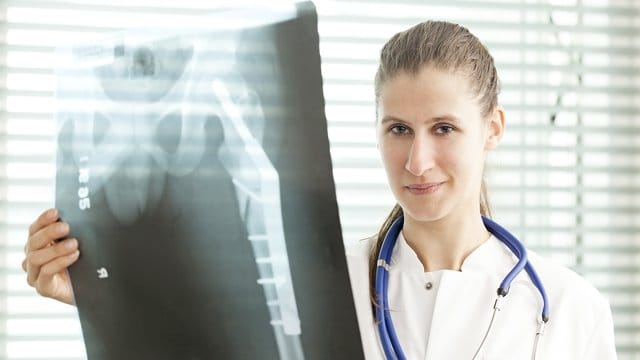 Im Medizinstudium überwiegen Frauen, an den Lehrstühlen der Unis oder in den Chefetagen der Kliniken sind sie aber deutlich weniger vertreten.